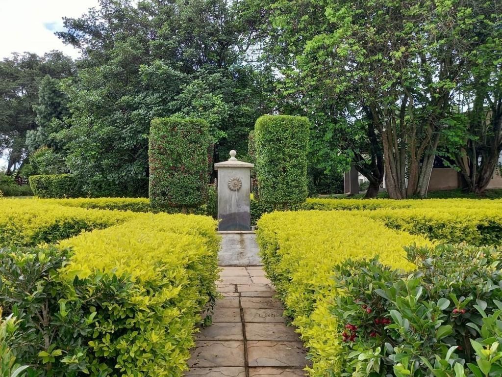 Nut Grove Manor