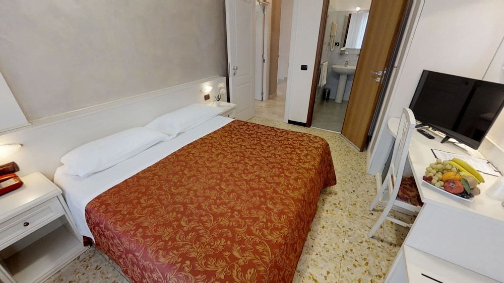 Gold Hotel