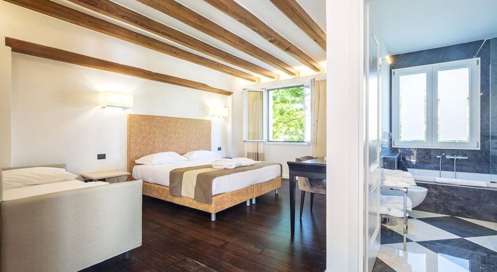 Raphael Hotel