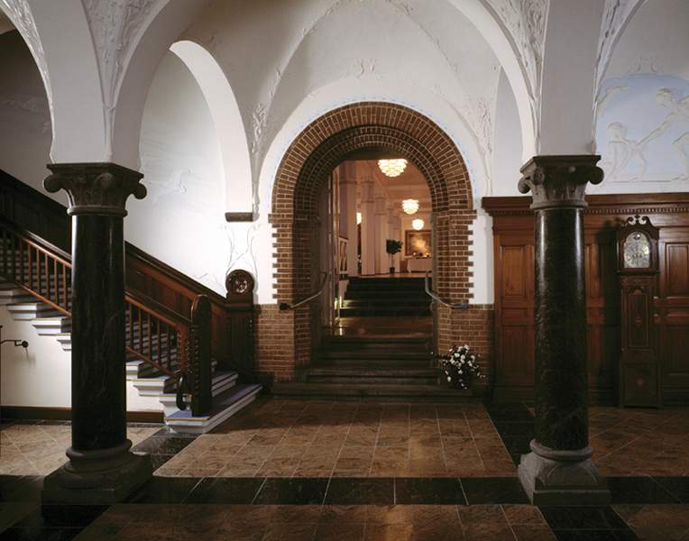 Ascot Hotel by Hildebrandt Hammer
