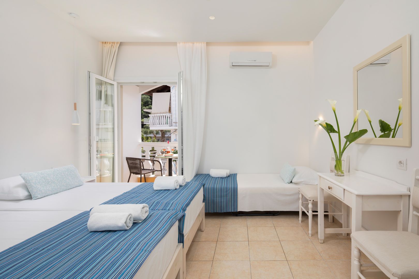 Bella Vista Hotel & Studios