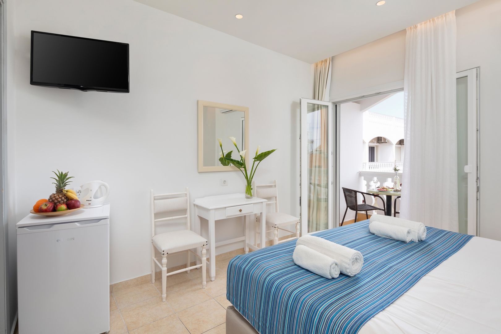 Bella Vista Hotel & Studios
