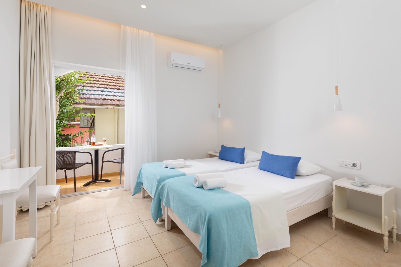 Bella Vista Hotel & Studios