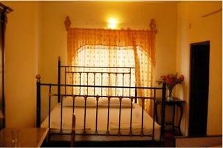 Newtons Manor