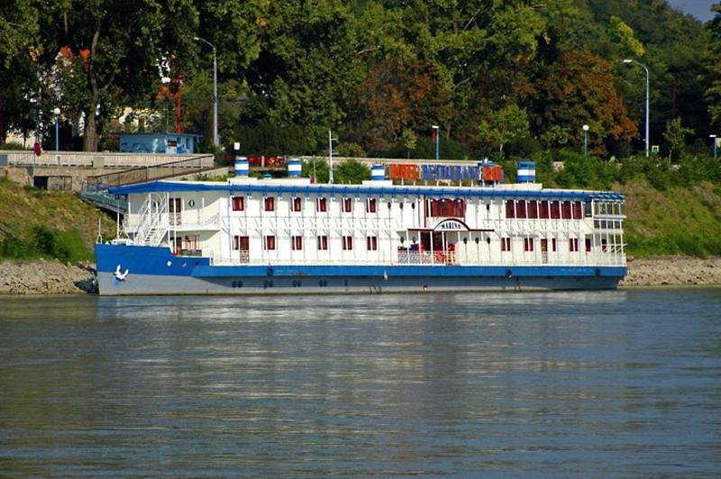 Botel Marina