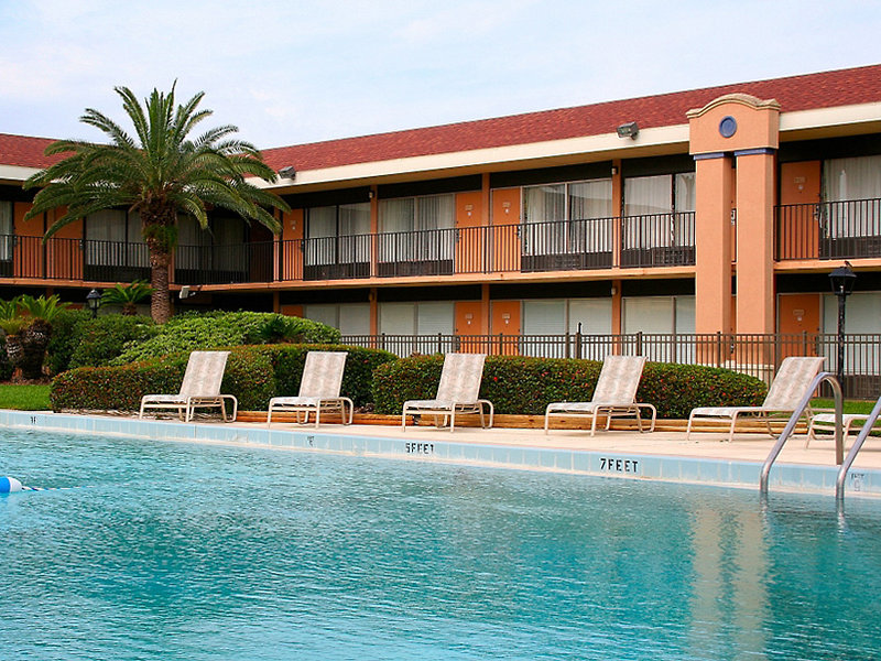Monroe's On The Lake Hotel & Banquet Hall