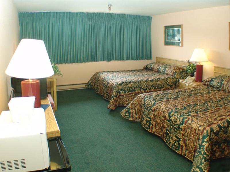 Red Roof Inn & Suites Monterey