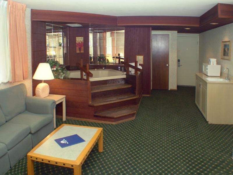 Red Roof Inn & Suites Monterey