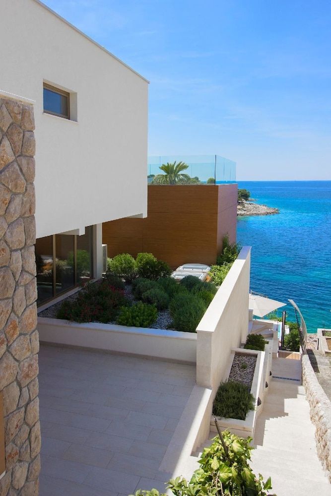 Villa Gloss