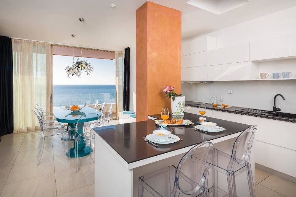 Villa Gloss