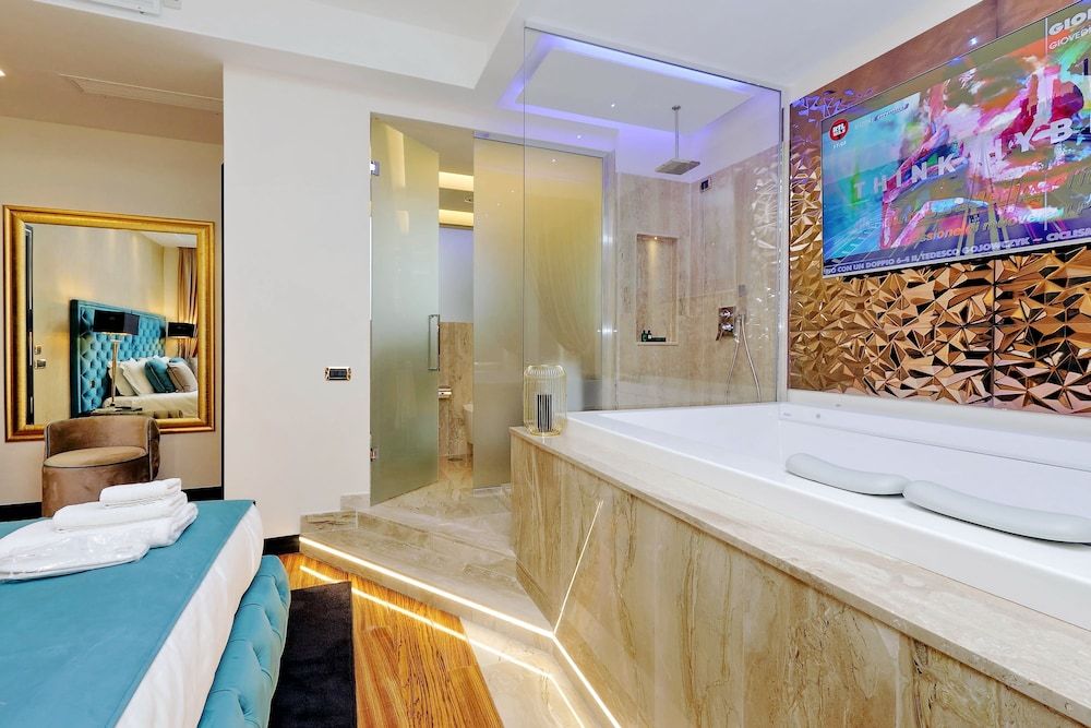Trevi Diamond Luxury Suites & Jacuzzi