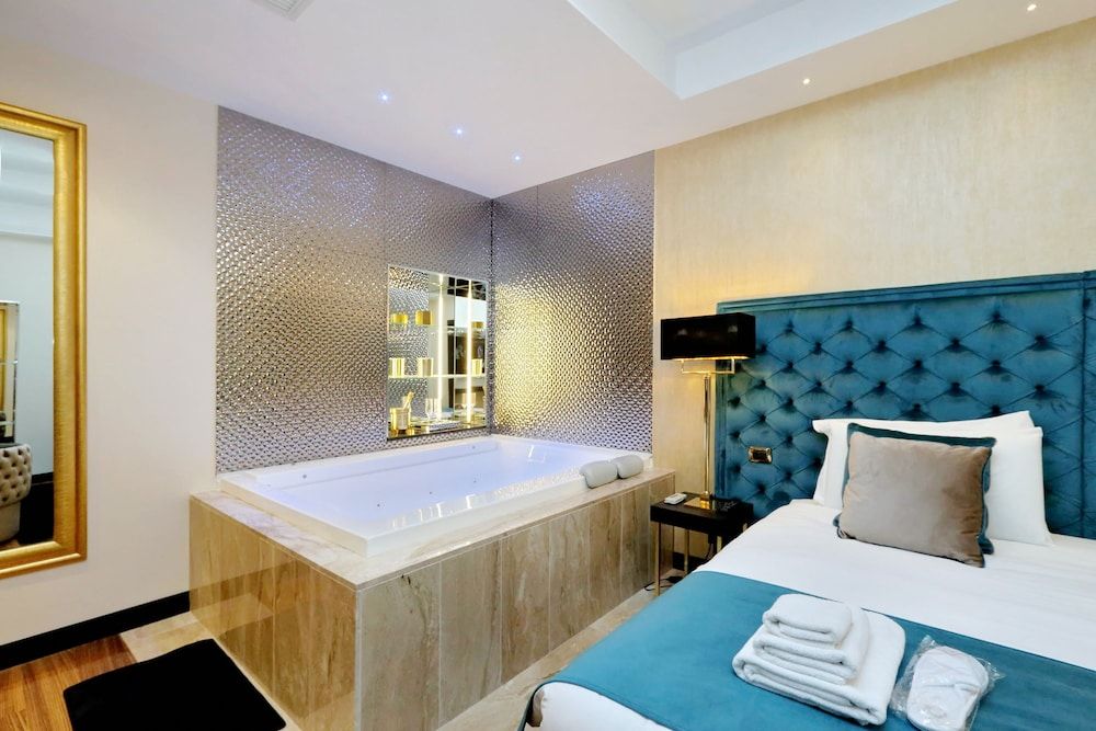 Trevi Diamond Luxury Suites & Jacuzzi
