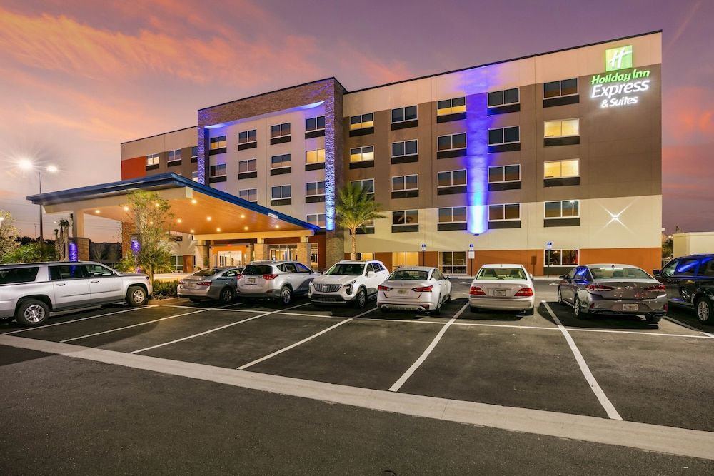 Holiday Inn Express & Suites Jacksonville - Town Center