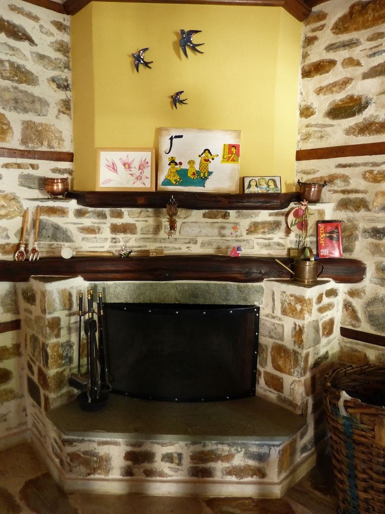 B&B Ta Xelidonakia