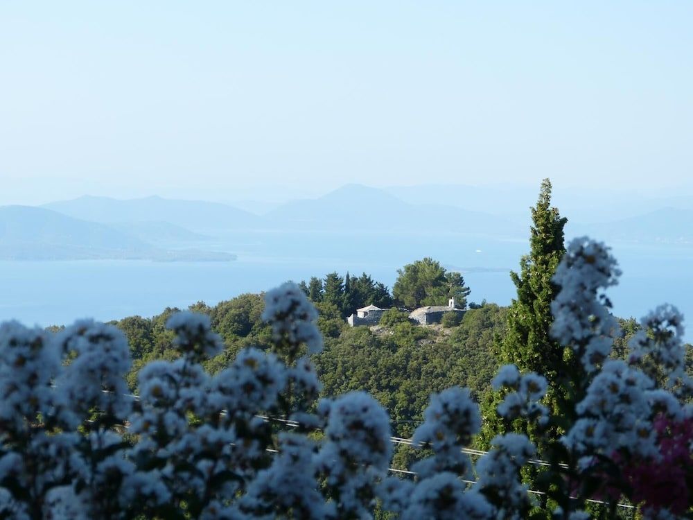 B&B Ta Xelidonakia