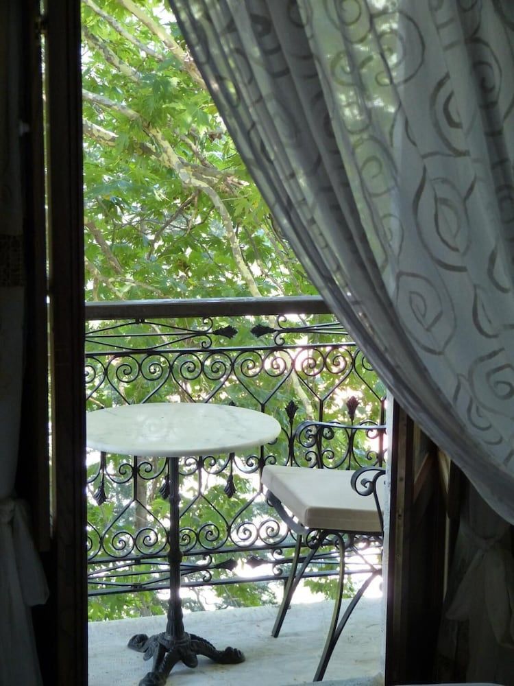 B&B Ta Xelidonakia