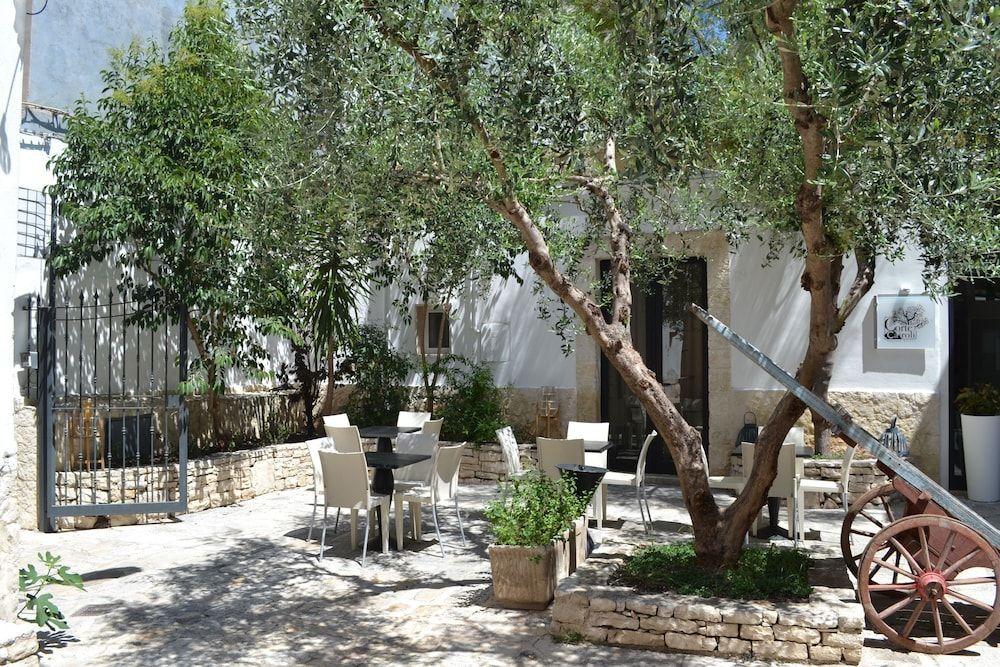 Corte Cairoli B&B And Suites