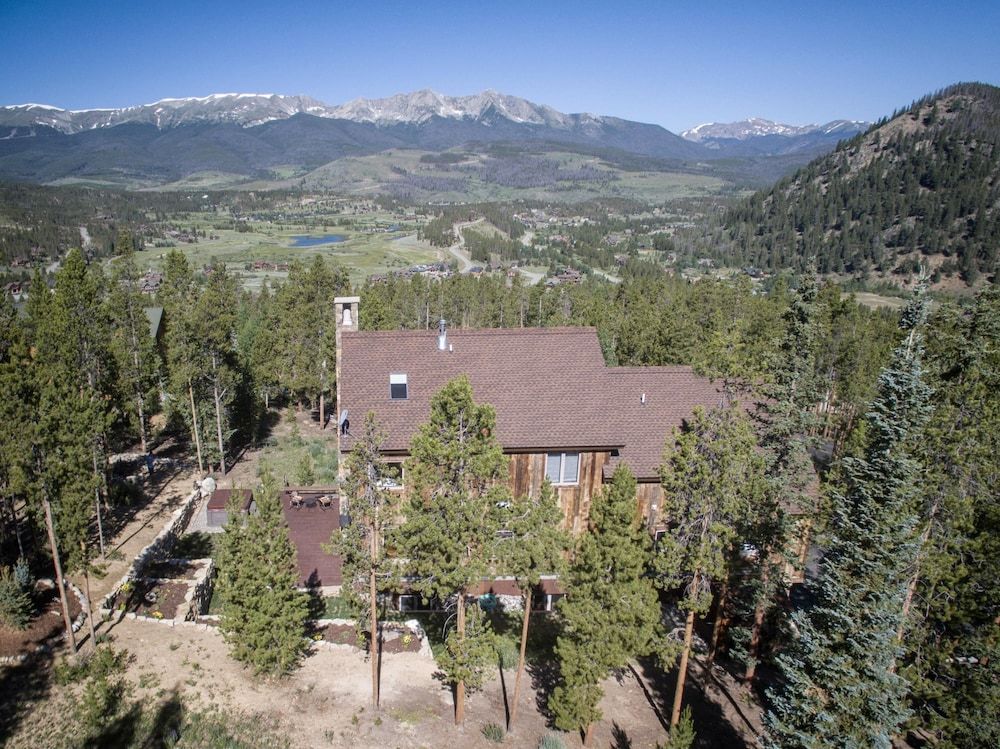 Alpenglow Peaks Lodge