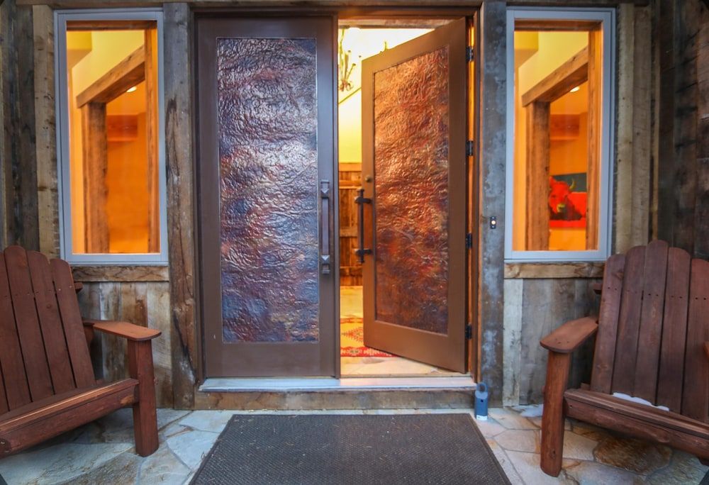 Alpenglow Peaks Lodge