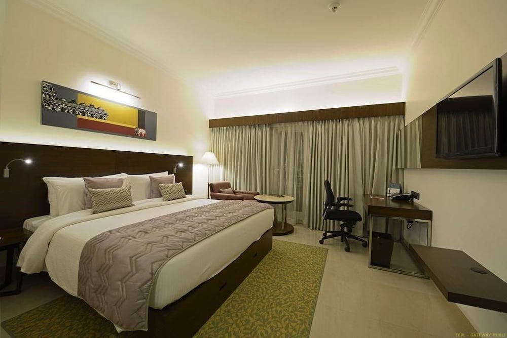 Hotel Naveen Lakeside
