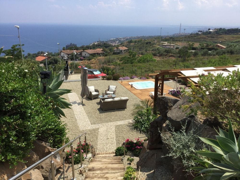 Collina House