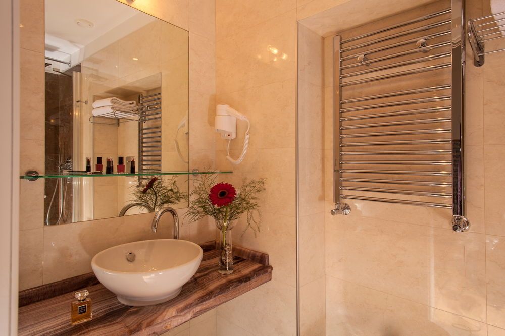 Floris Hotel